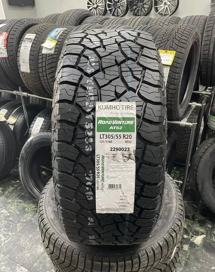 Kumho Road Venture AT52 305/55 R20 121S
